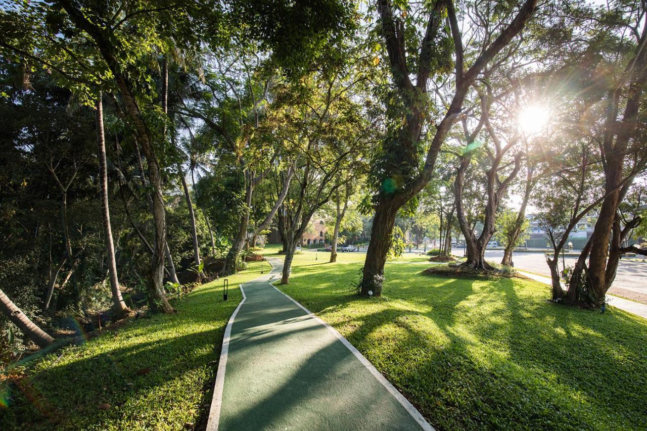 The Heritage Chiang Rai Hotel And Convention Ngoại thất bức ảnh The path of the park